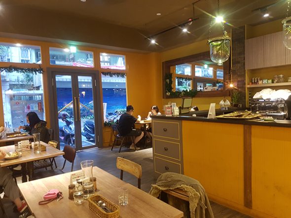 永和寵物友善餐廳-貓子曬太陽