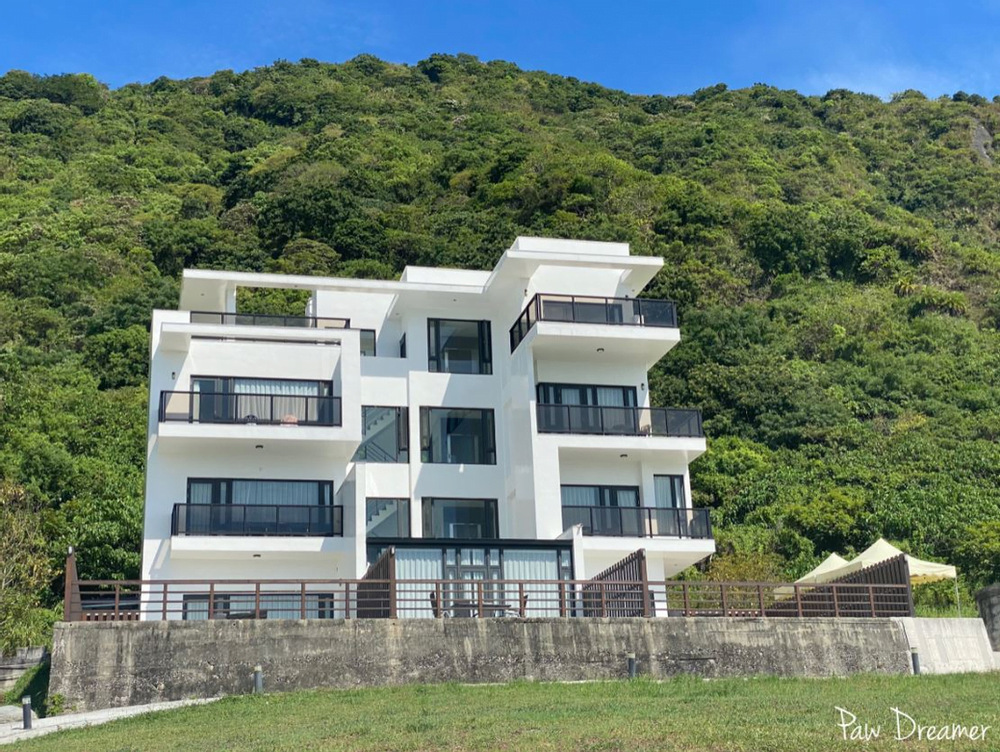 花蓮鹽寮‧海嵐行館｜寵物友善民宿｜無敵海景第一排，聽著海浪拍打聲，純白建築造型讓你有置身沖繩的錯覺。假的！這裡是花蓮！